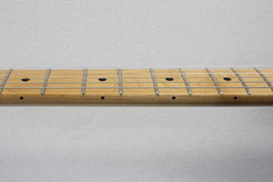 指板上にポジションマークやネック側面にサイドマーカーが付いている