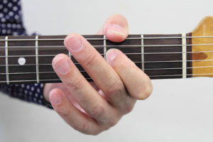 5弦開放と4弦2フレット