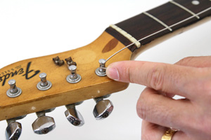 掃除をして新しい弦を通す