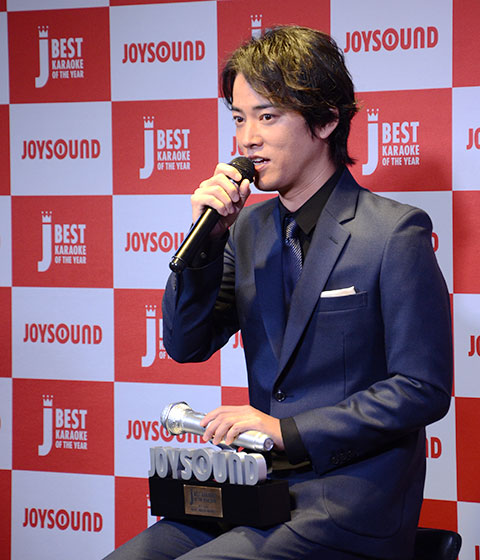 受賞に際してコメントをする桐谷さん