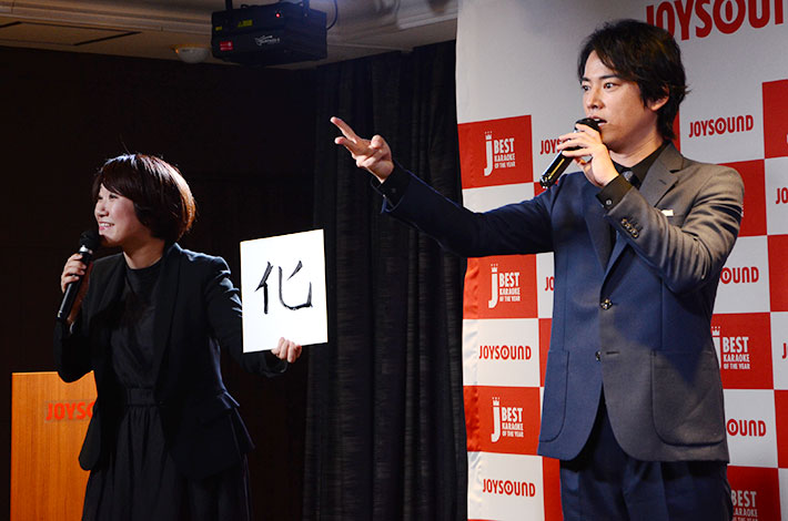 大躍進を遂げた桐谷さんが書いた今年を表す漢字は「化」。色紙を来場者にプレゼントするサプライズも！