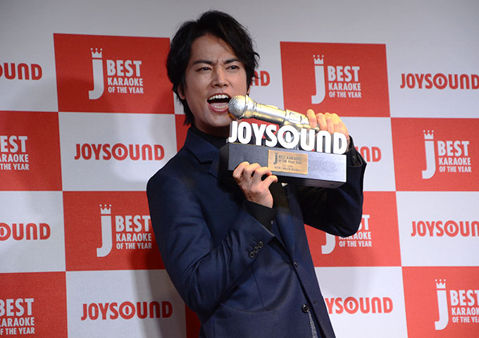 記念トロフィーを掲げた桐谷 健太さん